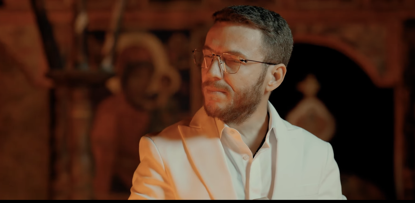 Scandal monstru cu Florin Cercel! A filmat un videoclip în curtea unei biserici și…