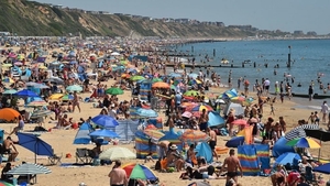 Plajele din Marea Britanie au fost luate cu asalt! Oamenii par că au uitat de amenințarea virusului care a făcut numeroase victime