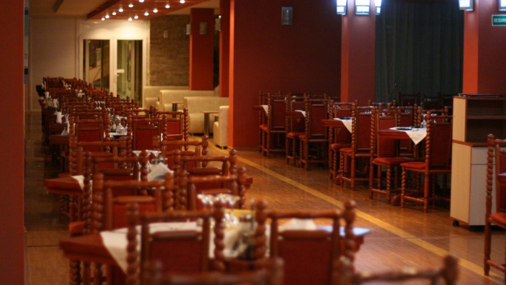 Ieșirile la restaurant nu vor mai fi la fel! Mese la doi metri distanță și meniuri cu instrucțiuni de protecție împotriva COVID-19
