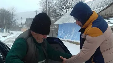 Iată ce s-a întâmplat cu bătrânul din Roman pe care nici un medic nu l-a băgat în seamă. Un tânăr l-a găsit îngheţat în faţa spitalului, iar apoi...