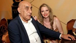 Cum arată mormântul lui Viorel Lis. Fostul edil al Capitalei și-a ales poza pentru cruce: ”Este scump și să mori”