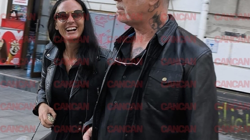 James Hetfield de la Metallica, plimbare romantică cu iubita la Universitate. Un fan a încercat să facă o poză cu el, dar a fost refuzat