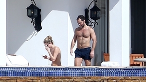 Imagini interzise minorilor. Iubita lui Jude Law, pozată topless în timp ce stătea la plajă cu celebrul actor!