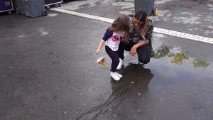 Antonia si fiica ei au gasit un nou mod de joaca! In baltoaca! Cum crezi ca s-a terminat distractia?