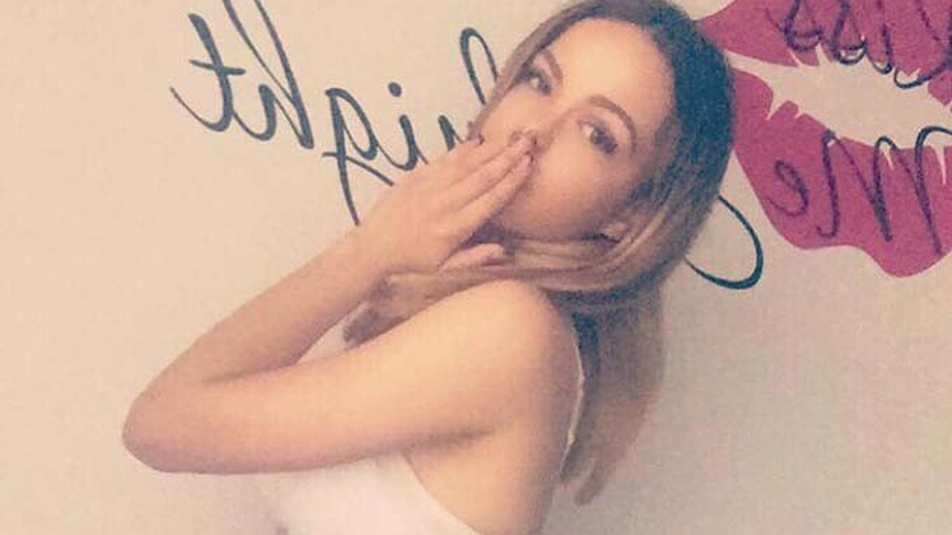 Apariţie de senzaţie! BARBIE DE ROMÂNIA şi-a etalat formele "tunate" la piscină!