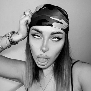 Reea este o brunetă super-sexy