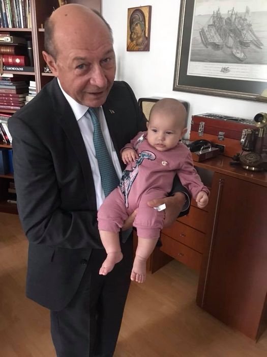 Traian Băsescu și nepoțica lui cea mică. Sursa foto: Facebook
