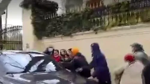 Reacția lui Gigi Becali, în fața palatului său, când oamenii l-au luat cu asalt, înainte de Paște