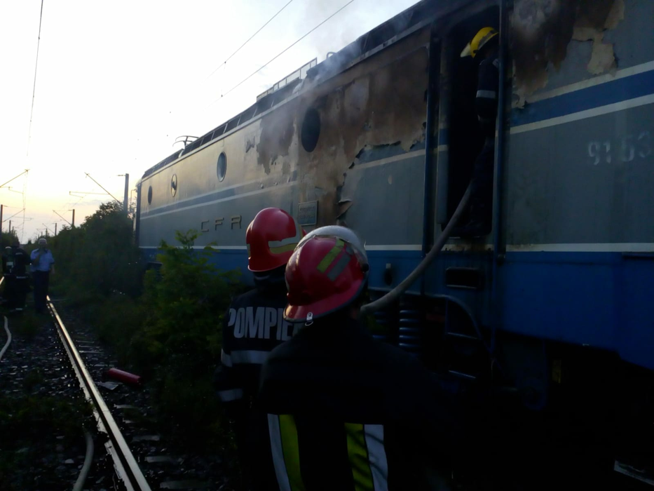 Tren în flăcări, în Prahova! Pompierii intervin cu mai multe autospeciale