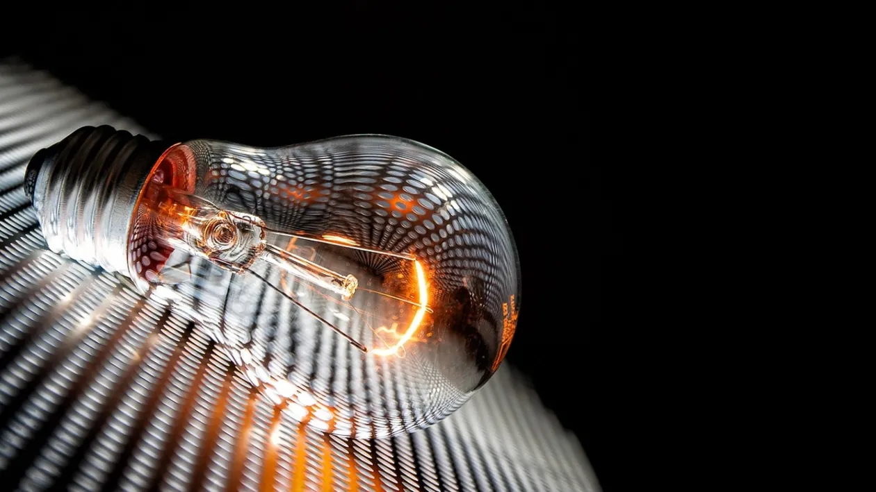 Românii din această țară primesc două ore de energie electrică gratuită. Care este motivul