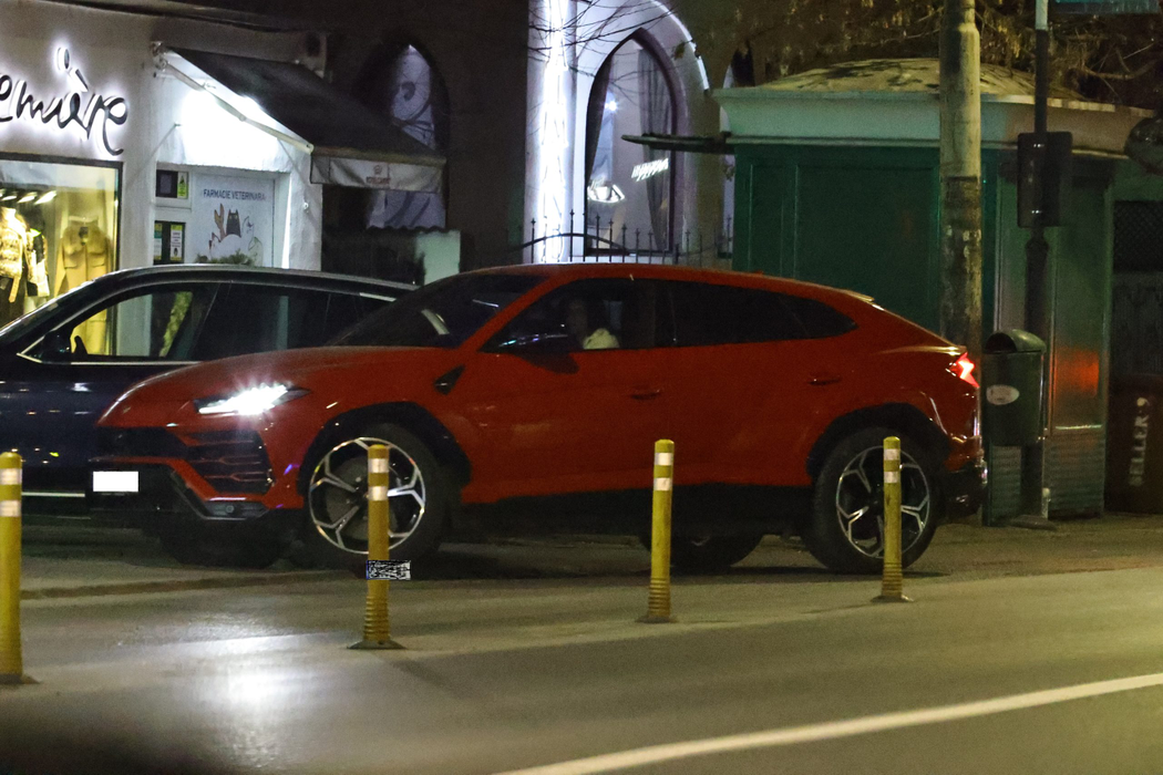 Discreții milionari pleacă din fața restaurantului cu un Lamborghini Urus