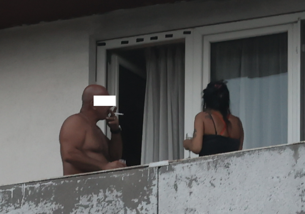 Ioana Popescu și soțul milionar al cântăreței, în balonul apartamentului din Berceni al sexy-ziaristei (Foto: CANCAN.RO)
