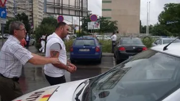 Trei tineri suspectaţi că au incendiat mai multe maşini, daţi în urmărire internaţională