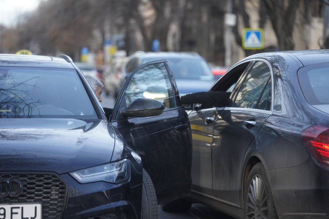 Dan Diaconescu îi predă niște acte partenerului