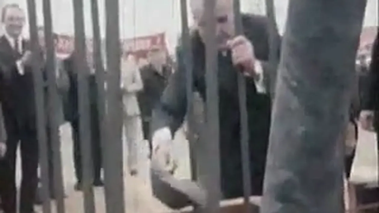 Vezi cum a pus Ceausescu primul cancioc de ciment la fundatia Casei Republicii!