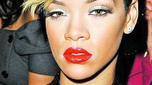 Va fi Rihanna urmatoarea victima? Solista din Barbados, curtata pentru a juca rolul lui Whitney, a socat printr-un videoclip cu implicatii oculte