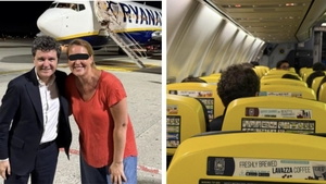 Imagini surprinzătoare cu Nicușor Dan, într-un avion low-cost. Cine îl însoțea pe președintele României