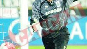 A primit cadou o Dacie pentru ca a scos mingea cu dintii
