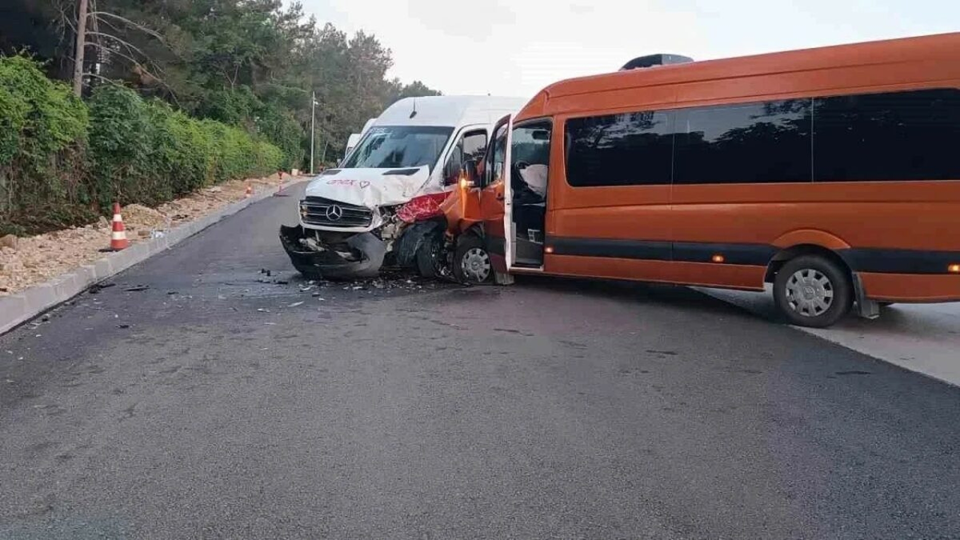 Accident grav în Antalya. Turiști români răniți după coliziunea dintre două microbuze