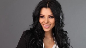 Corina Caragea, aparitie sexy cand impodobeste bradul!