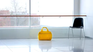 De ce nu trebuie să pui geanta pe jos niciodată. Motivele pentru care trebuie să renunți la acest obicei