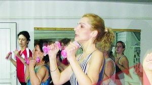 "Elena Udrea" a Olteniei face fitness pentru campania electorala