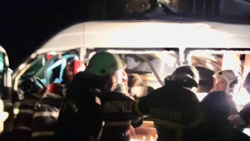 PLAN ROȘU. Accident rutier teribil la miezul nopții în România. 3 morți și 10 răniți. FOTO