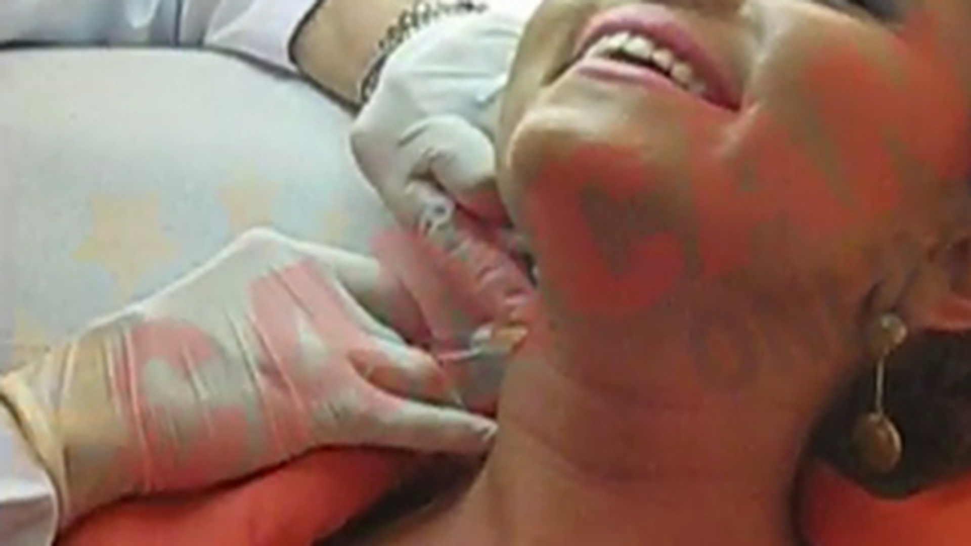 VIDEO Roxana Vasniuc, iubita de o noapte a lui Varciu, si-a injectat acid hialuronic in gat!