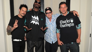Charlie Sheen se apuca de cantat