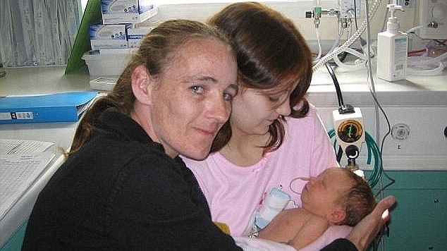 Aceasta e cea mai tânără mămică din Marea Britanie. Rămânea însărcinată când avea doar 11 ani, iar acum e din nou gravidă. Povestea e una incredibilă