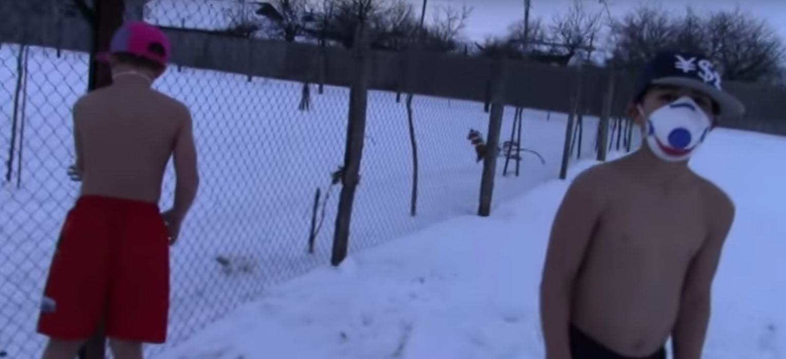 Ţi-l mai aminteşti pe „Micul Hercule”? Momentul în care tatăl lui l-a scos în zăpadă la bustul gol