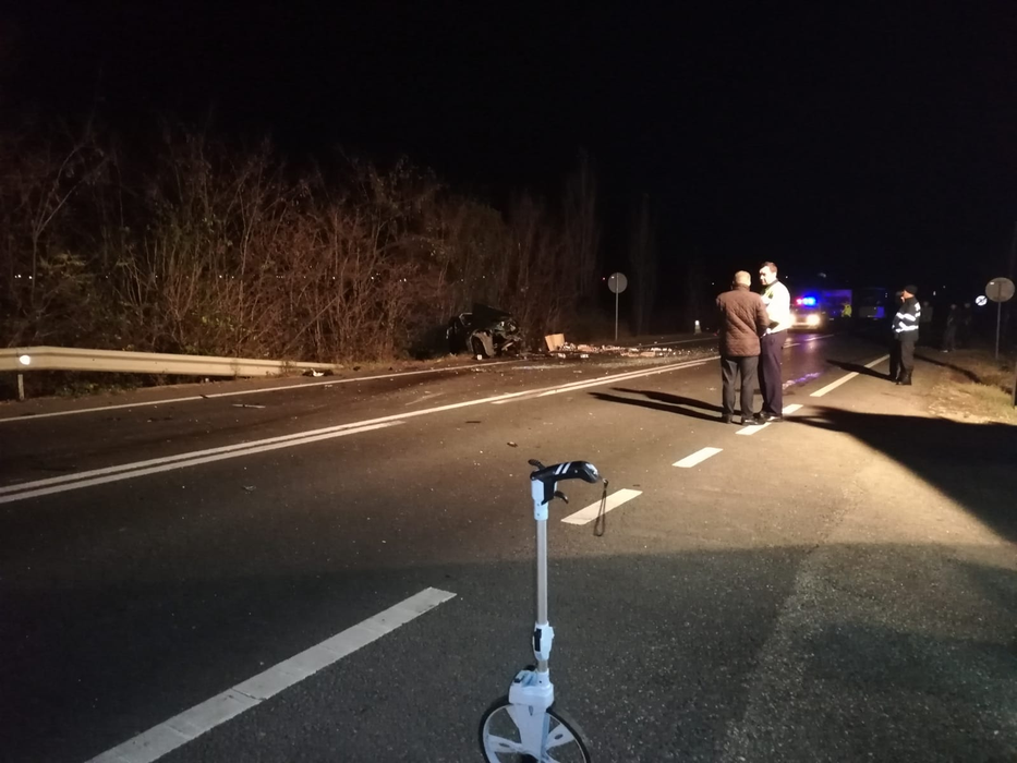 Accident teribil în Hunedoara, după ce două mașini s-au ciocnit frontal: sunt 7 răniți. Ce au aflat polițiștii despre șoferul care a făcut depășirea riscantă