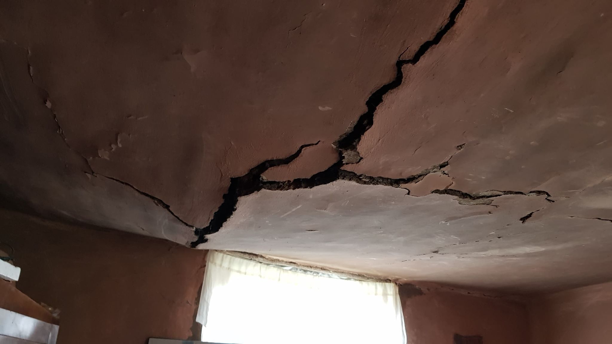 Casa în care locuiesc Denis și bunica lui stă se dărâme