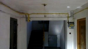 Un bărbat din Siret a murit după ce a căzut de la etajul 3 printre treptele scării. Acesta s-a apropiat prea mult de balustradă și s-a dezechilibrat