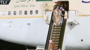 Scările rulante de aur ale regelui saudit s-au stricat la coborârea din avion, în Rusia!