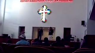 VIDEO DUMNEZEIESC! Iarta-i, Doamne ca nu stiu ce fac! O secta religioasa a chemat doi manelisti in biserica ca sa-i bucure pe enoriasi