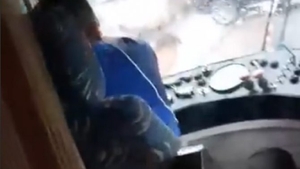 Video scandalos! Un vatman a intrat intenționat cu tramvaiul într-o mașină!