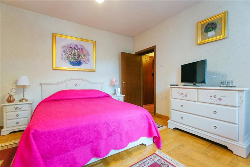 Proprietatea are șase camere/Sursa: romania.directbooking.ro