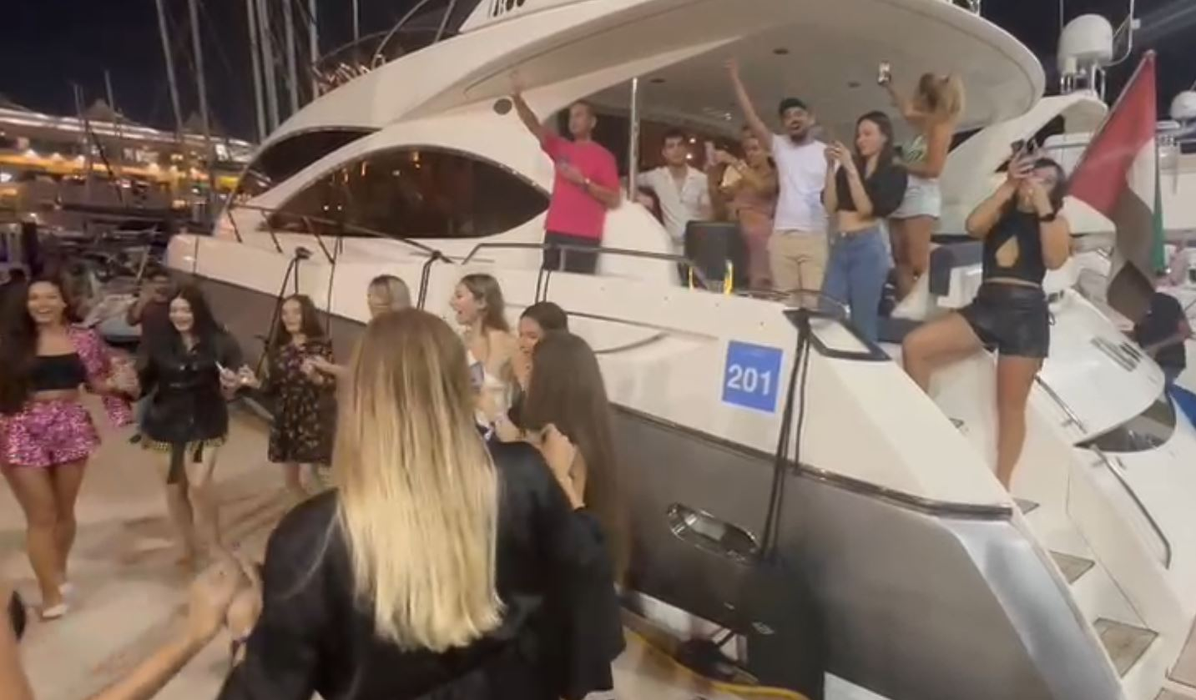 România e prezentă la CM din Qatar! Mai multe “bunăciuni” au făcut senzație, lângă un yacht, și au atras privirile tuturor | VIDEO