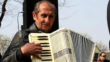 Un lautar roman terorizeaza englezii cu colinde cantate la acordeon