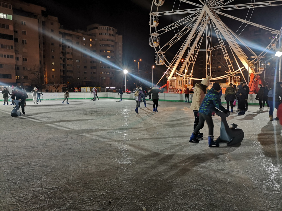 Băcăuanii se bucură, totuși, de patinoar
