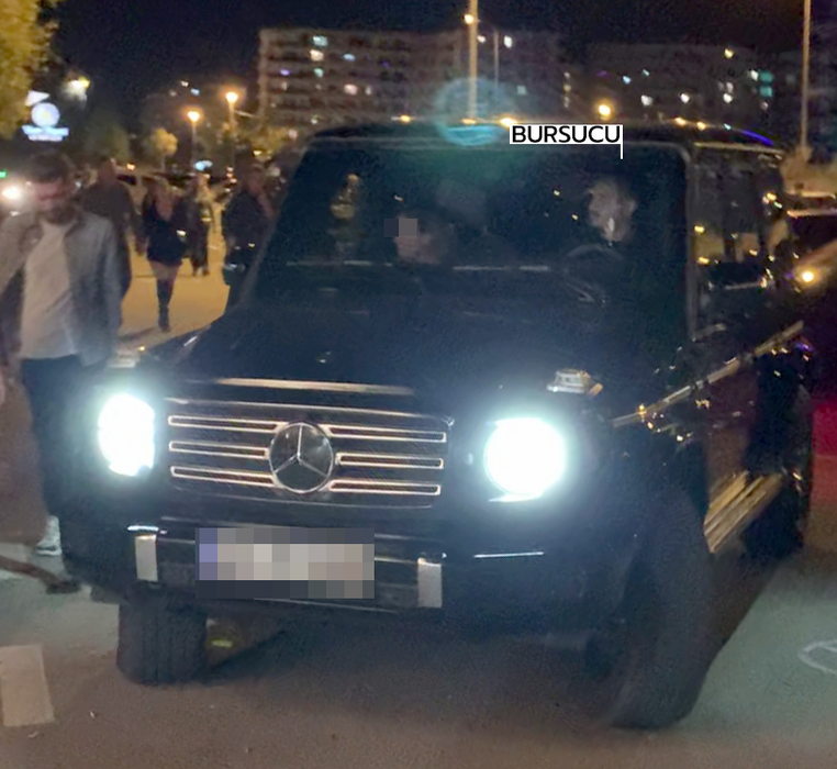 Bursucu, la volanul bolidului Mercedes G Klasse / Sursă foto: CANCAN.RO