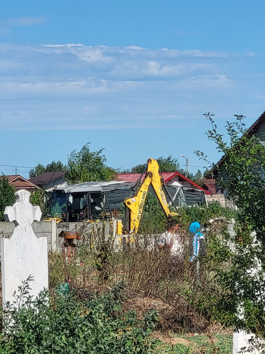 O femeie din Craiova a aruncat gunoaiele menajere într-un cimitir din oraș / Sursă Foto: Cuvântul Libertății
