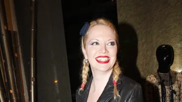 Scolarita sau Heidi, fetita muntilor? Vezi aici ce vedeta s-a afisat cu parul in codite la 33 de ani!