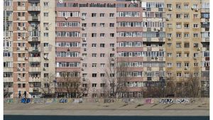 Amenzi colosale pentru locatarii de la bloc! Dispar sârmele pe care se întind rufele și multe alte reguli noi