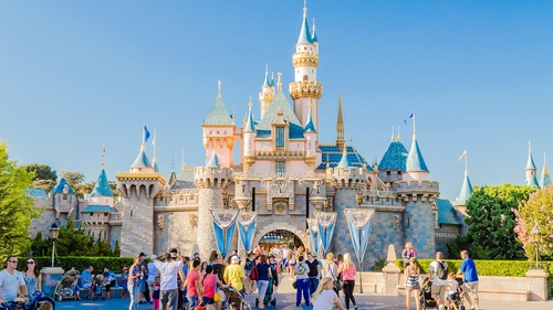 Disneyland a fost transformat într-un centru uriaș de vaccinarea anti-COVID! „Va găzdui primul supercentru de vaccinare”