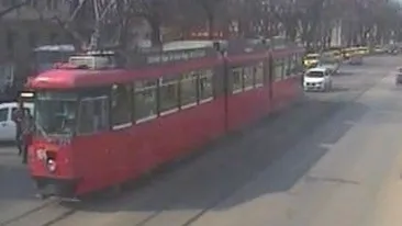 O studenta din Iasi si-a spart capul cand a vrut sa se urce in tramvaiul 13