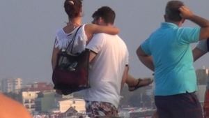 Baiatul de bani gata a facut-o lata! Scene uluitoare cu Victoras Micula la mare! S-a urcat pe mese si a ajuns pe mana Politiei!