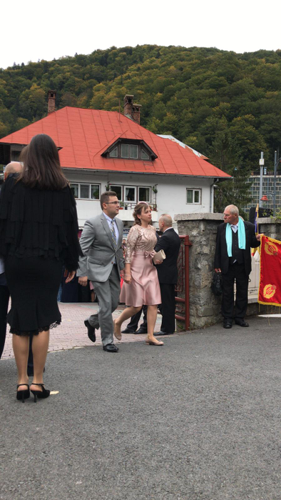 Primii invițati la ”Nunta anului” și-au făcut apariția la Biserica Sfântul Ilie din Sinaia