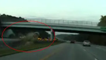 VIDEO Si-a rupt masina in trei dupa ce a intrat cu viteza intr-un stalp